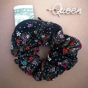 Scrunchie Pocket and Hairclip letter queen